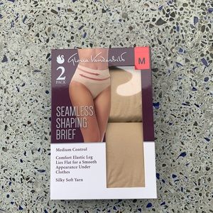 Gloria Vanderbilt underwear medium